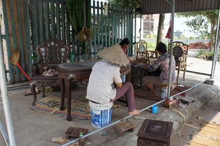 Visiting Hai Minh carpentry village - ảnh 3